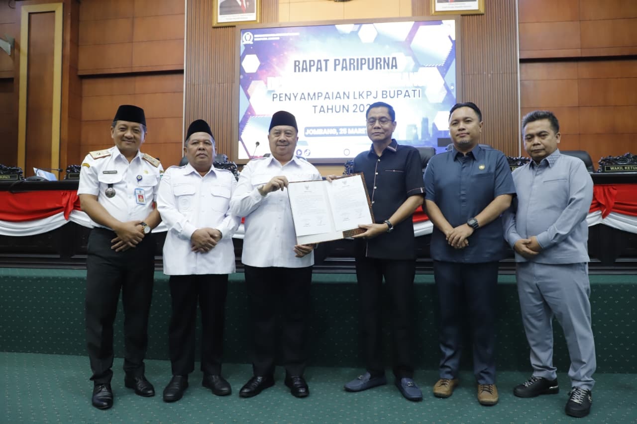 KAWAL PEMERINTAHAN: Bupati Jombang Warsubi menyerahkan LKPJ Bupati Tahun 2025 kepada Ketua DPRD Jombang Hadi Atmaji.