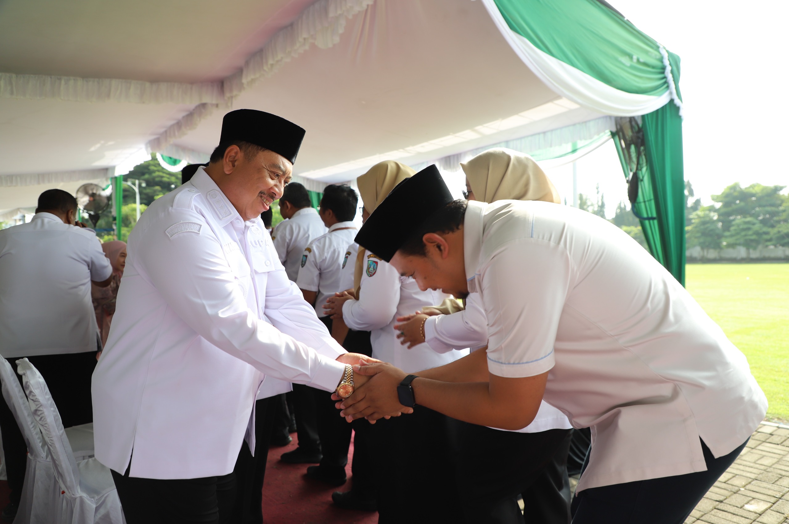 SILATURAHMI: Bupati Jombang Warsubi didampingi Wabup Salmanudin Yazid dan Sekdakab Jombang Agus Purnomo saat silaturahmi bersama ASN, Rabu (25/6).