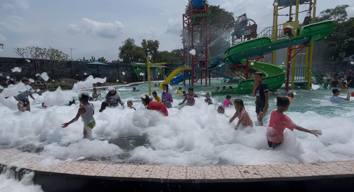 RAMAI: Sejumlah pengunjung menikmati bermain di waterboom Tirta Wisata kemarin (25/3).  &nbsp;  &nbsp;