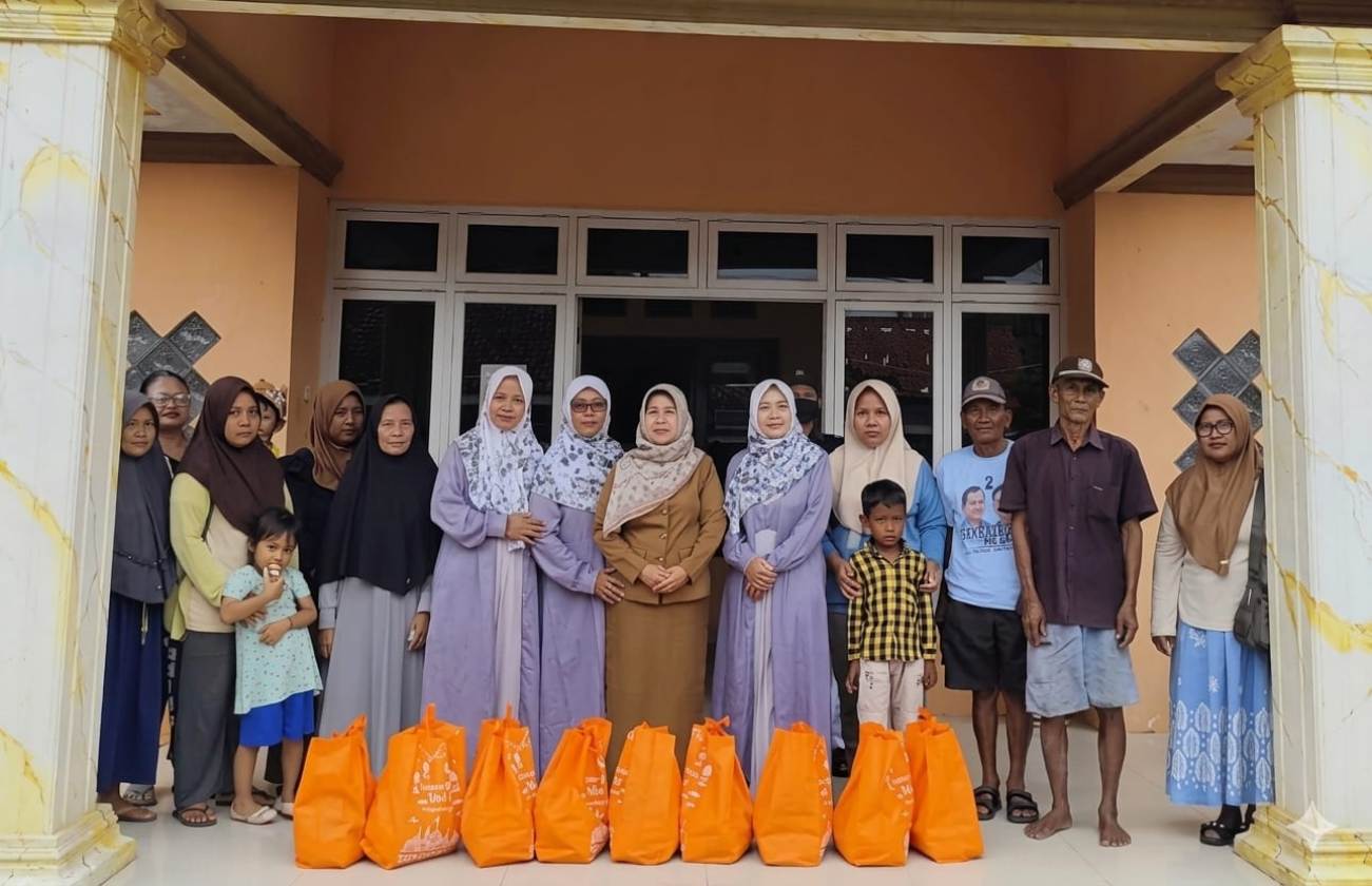  PEDULI: Kepala Desa Kepuhrejo Asiami bersama jajaran pengurus UPK Kecamatan Kudu dan para warga penerima santunan.  &nbsp;