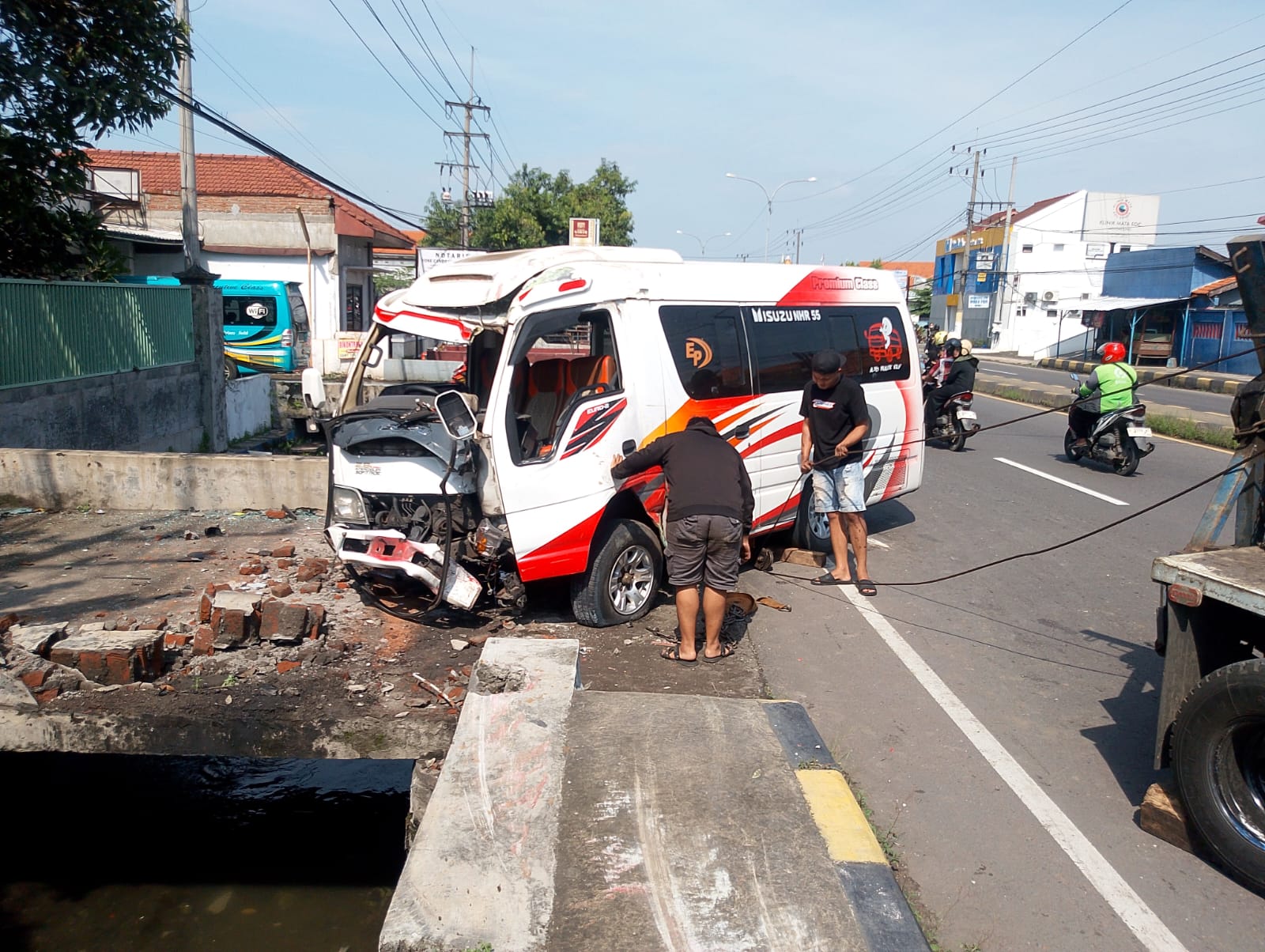Sebuah mobil Elf terguling setelah menabrak trotoar jalan di alan Raya Miagan, Kecamatan Mojoagung, Kabupaten Jombang, Rabu (24/3) pagi.