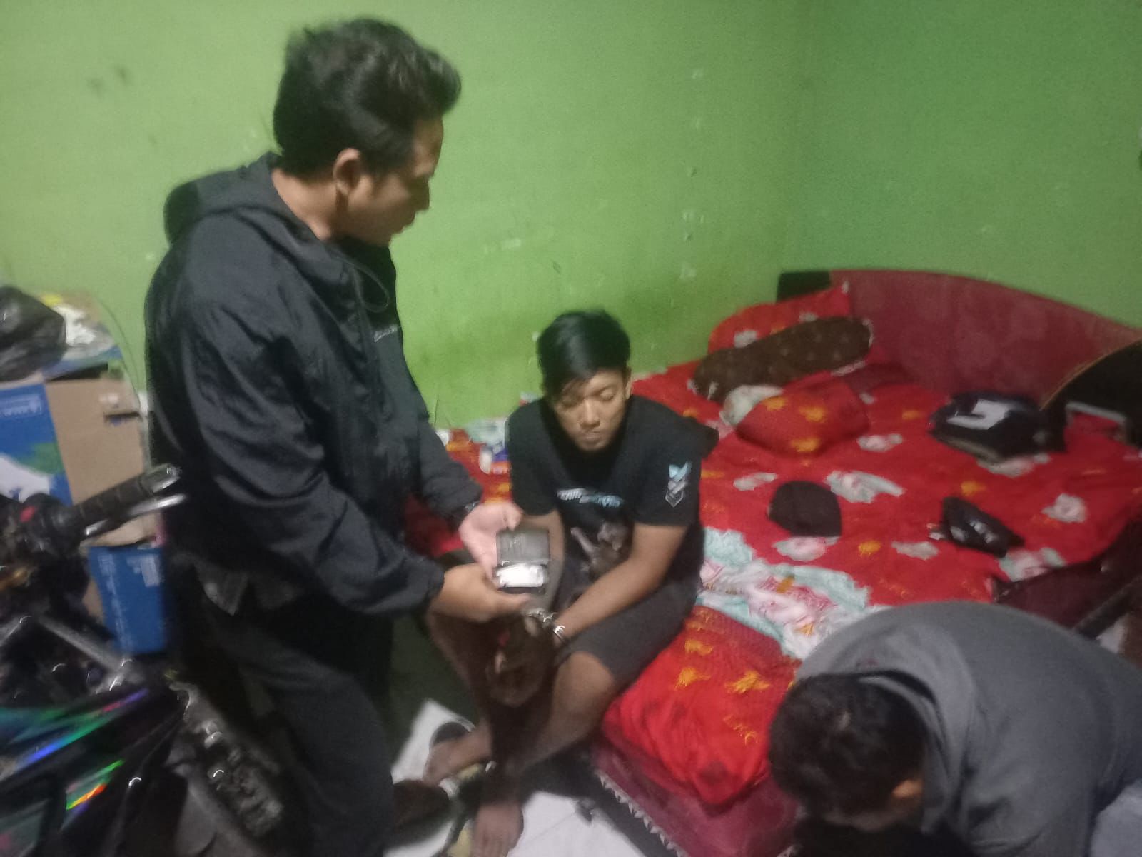 TAK KAPOK: Satresnarkoba Polres Jombang kembali meringkus pengedar sabu di Desa Pulorejo, Kecamatan Tembelang, Kamis (12/3) dini hari. 