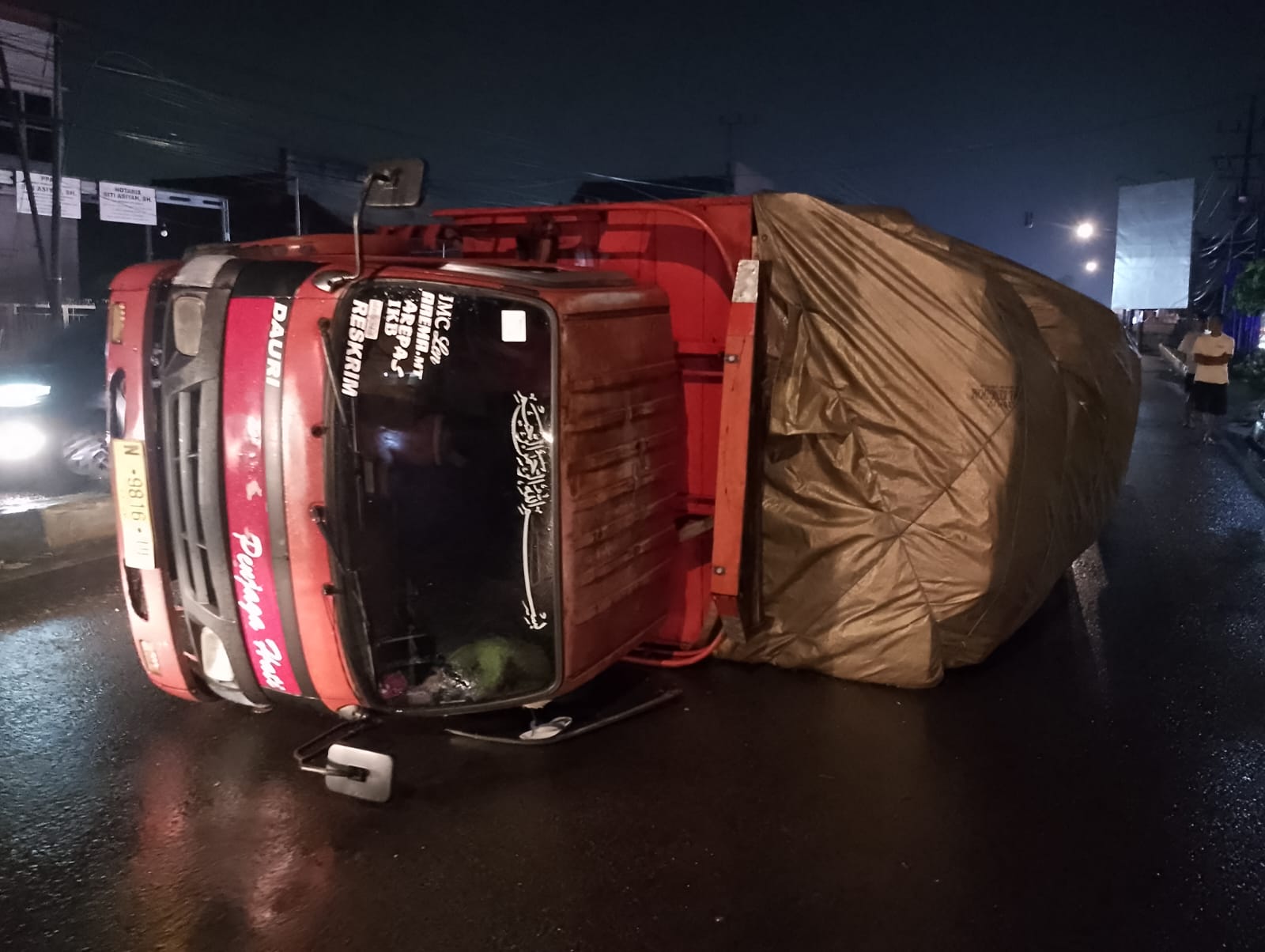 Kecelakaan tunggal melibatkan truk terjadi di Jalan Raya Desa Gambiran, Kecamatan Mojoagung, Rabu (25/3) malam