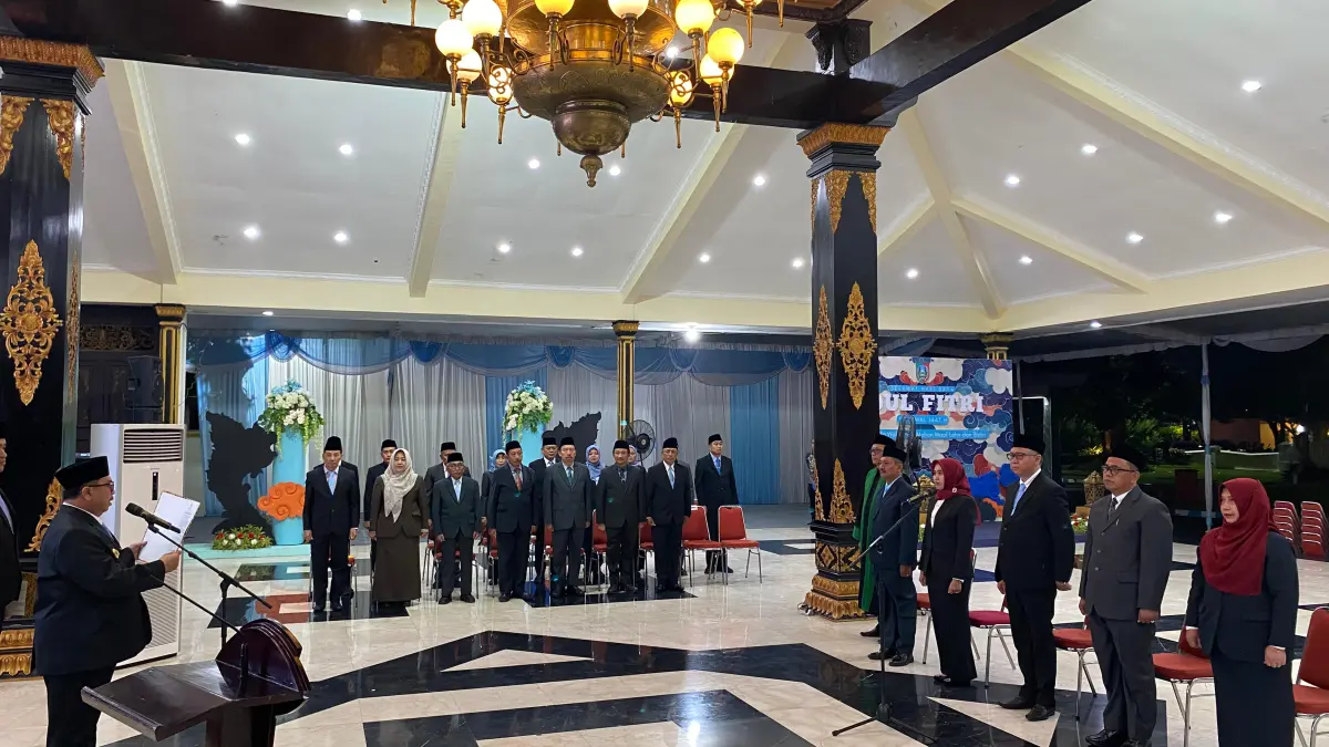 Bupati Jombang Warsubi melantik lima kepala OPD hasil seleksi terbuka jabatan pimpinan tinggi pratama di Pendopo Kabupaten Jombang, Jumat (27/3) malam.&nbsp;