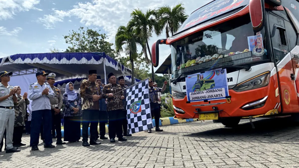 DIBERANGKATKAN: Wakil Bupati Jombang Salmanudin Yazid didampingi Sekdakab Jombang Agus Purnomo beserta jajaran saat memberangkatkan armada bus balik gratis, kemarin (26/3).