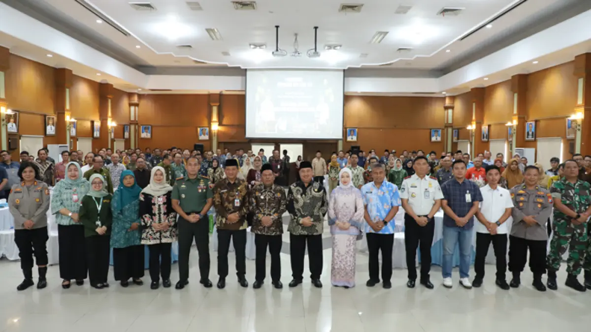 
KOMPAK: Kepala Bapperida Hartono mendampingi Bupati Jombang Warsubi saat foto bersama seluruh peserta
