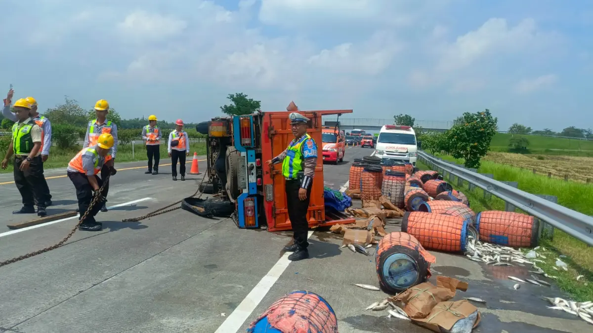 Kondisi truk muatan ikan yang terguling di Tol Jombang Mojokerto
