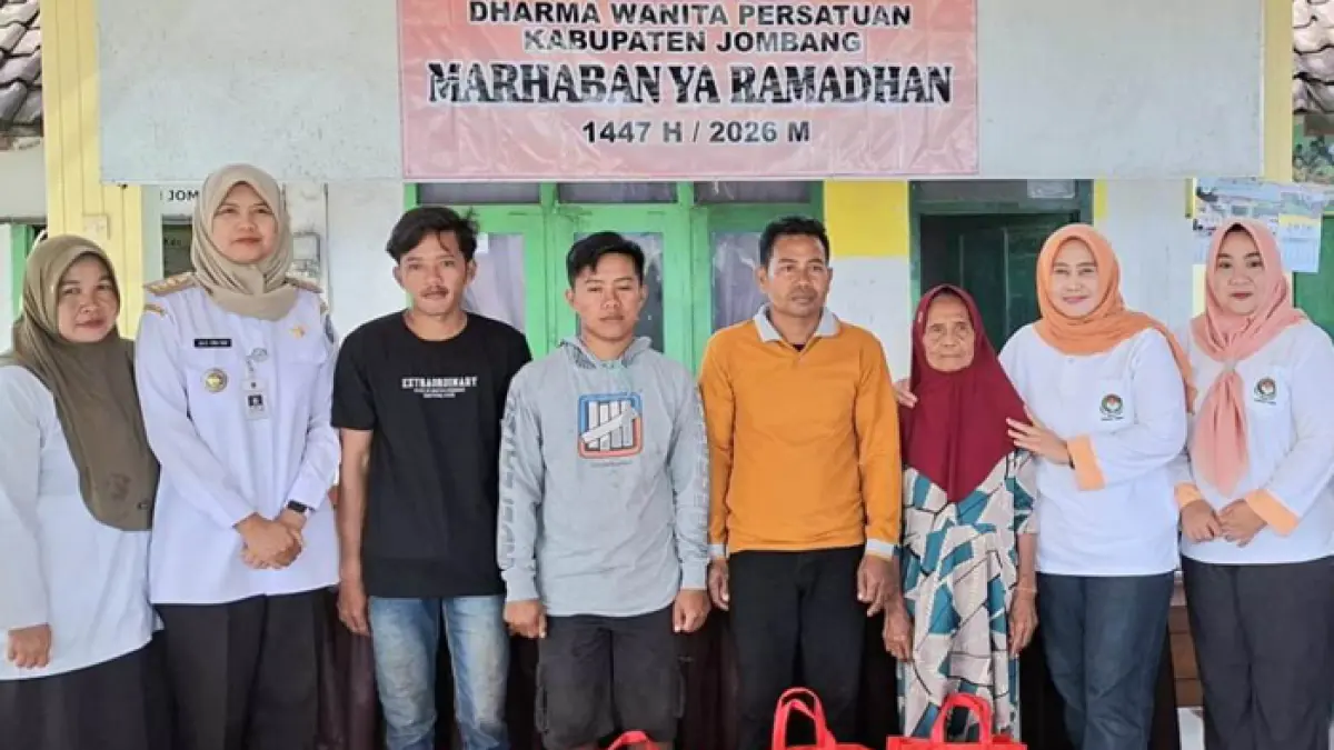 WUJUD KEPEDULIAN: Kepala Desa Klitih Siti Ro’aini mendampingi jajaran DWP Kabupaten Jombang dan Camat Plandaan Lia Aprilianna Isna Sari bersama penerima bantuan sosial secara simbolis di Kantor Desa Klitih, Rabu (11/3).