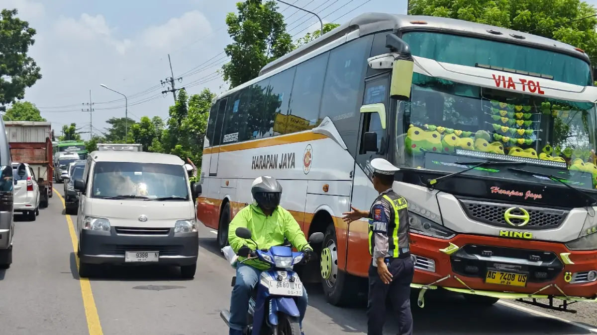 Arus lalu lintas di jalur arteri Bandarkedungmulyo sempat tersendat, Sabtu (28/3).