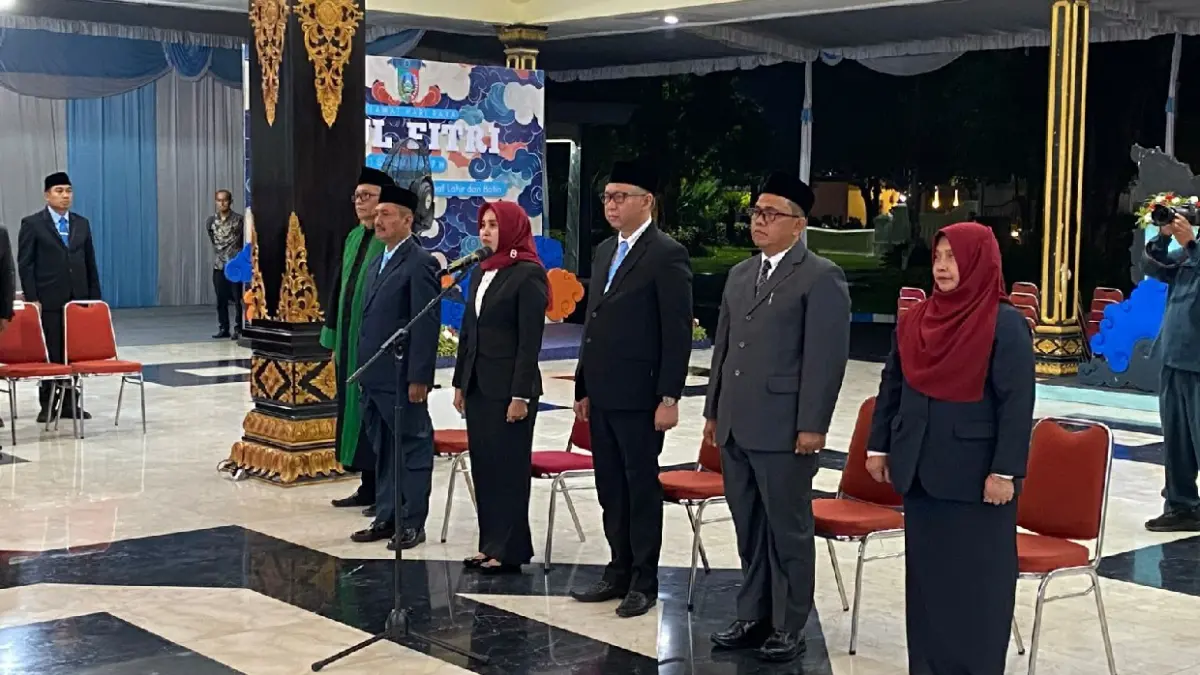 Bupati Jombang Warsubi melantik lima kepala organisasi perangkat daerah (OPD) hasil seleksi terbuka (selter) jabatan pimpinan tinggi pratama (JPTP), Jumat (27/3) malam, di Pendopo Kabupaten Jombang.