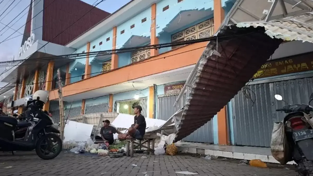 Kanopi pasar ploso ambruk