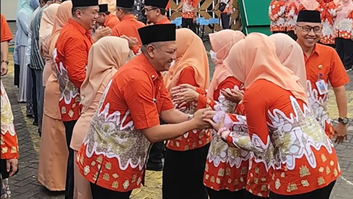 KOMPAK: Direktur RSUD Jombang dr Pudji Umbaran MKP halalbihalal bersama karyawan RSUD Jombang. 