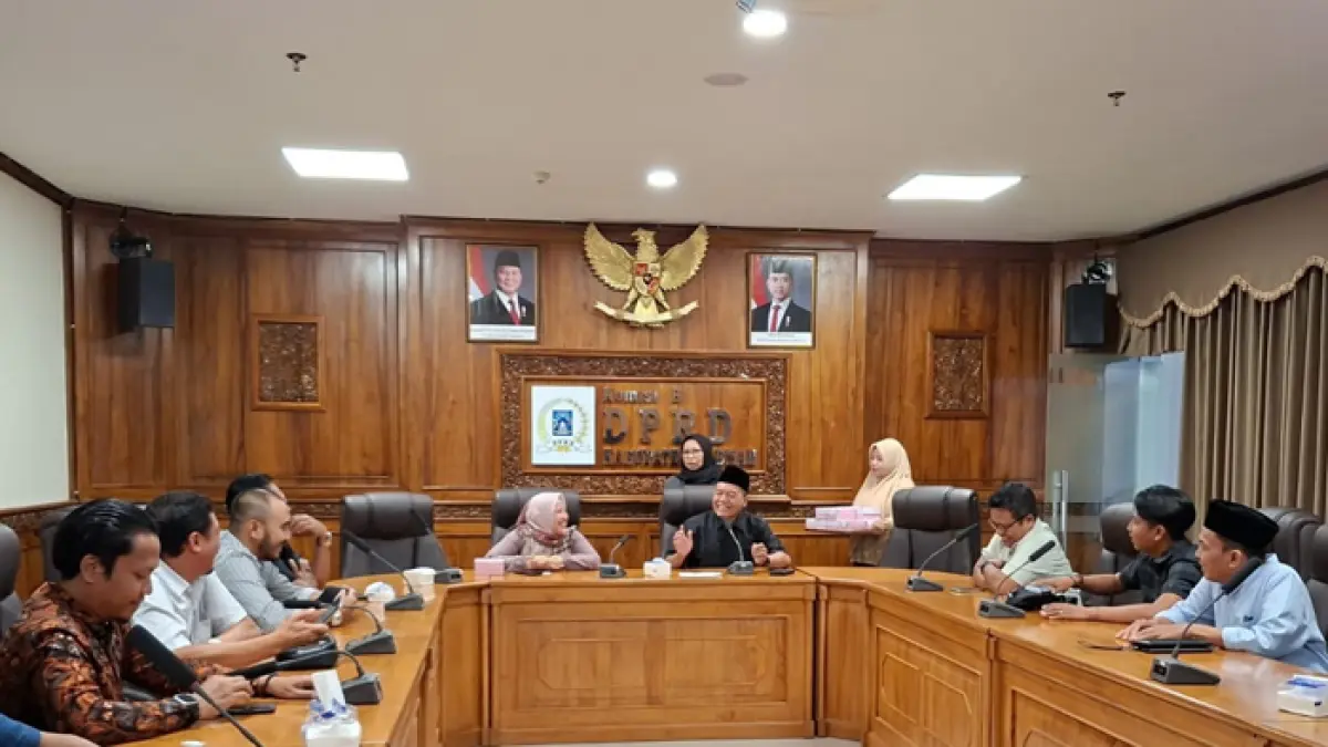 Dua komisi di DPRD Jombang melakukan kunjungan kerja (kunker) ke DPRD Kabupaten Sleman, DI Yogyakarta, Jumat (27/3). 