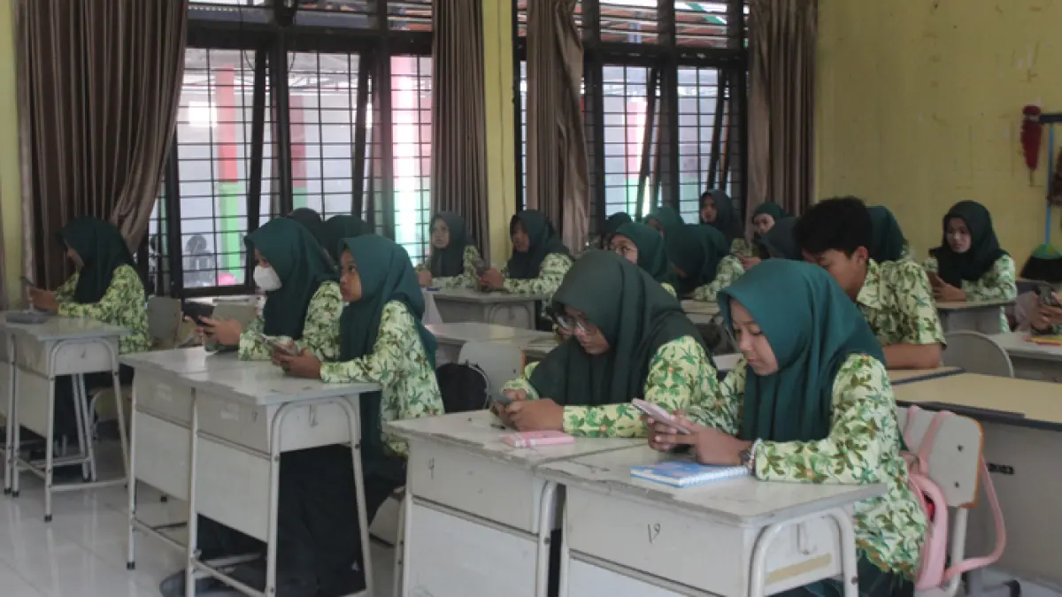 FOKUS: Siswa SMKN 1 Jombang memanfaatkan smartphone dalam kegiatan belajar mengajar, (23/10) 