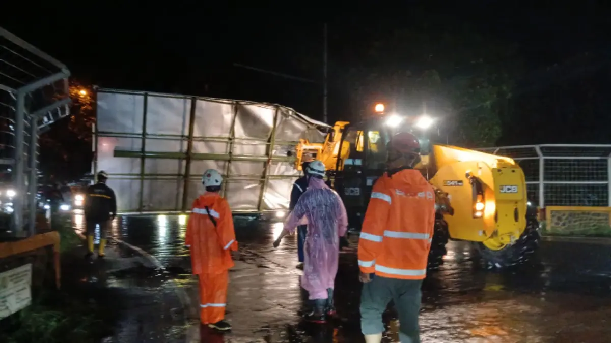 Hujan disertai angin kencang yang terjadi Sabtu (28/3) petang menyebabkan sejumlah pohon tumbang dan papan reklame roboh di beberapa titik wilayah Kabupaten Jombang.