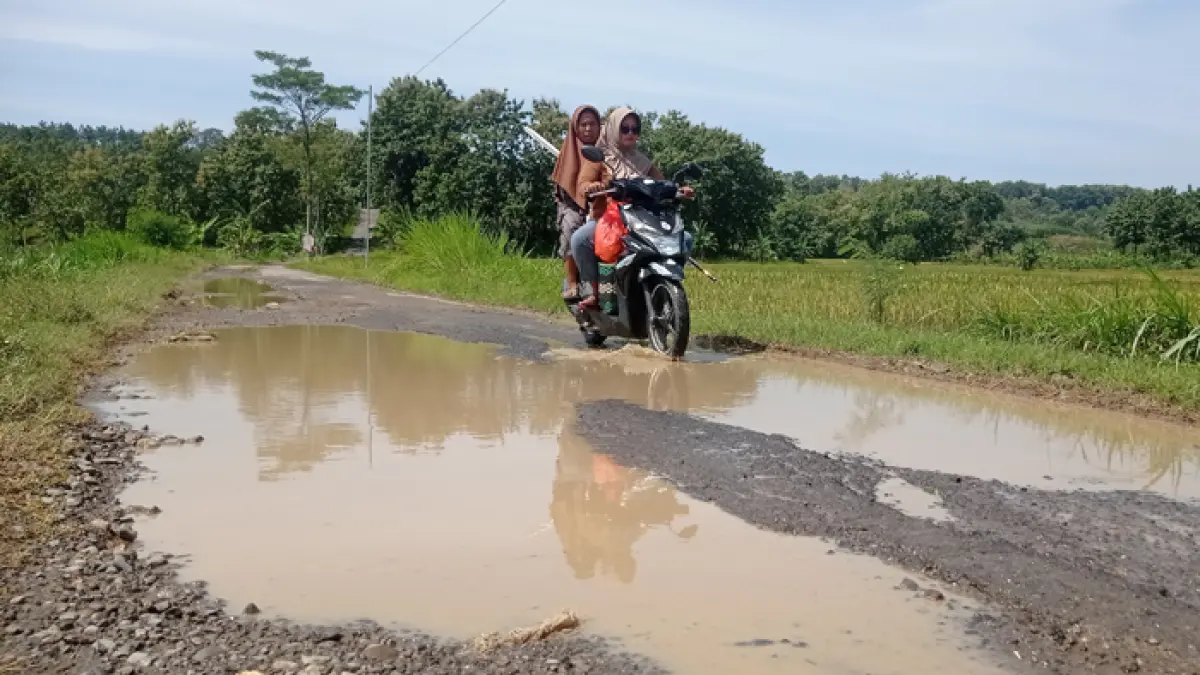 RUSAK: Kondisi jalan kabupaten ruas Made-Asemgede di Desa Asemgede, Kecamatan Ngusikan jadi kubangan air.