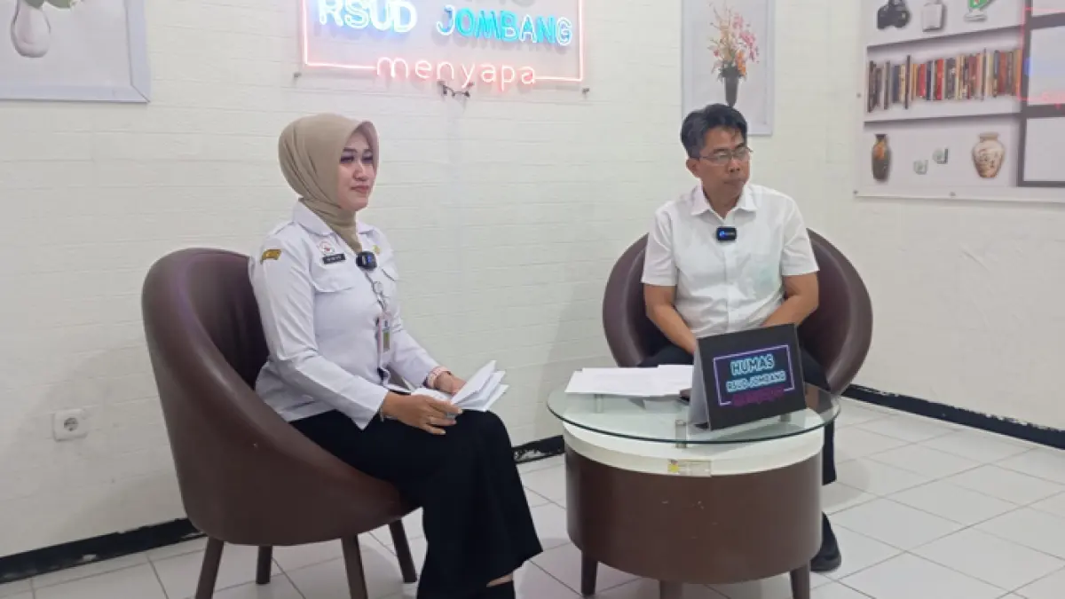 SOSIALISASI: Dokter Spesialis Kulit dan Kelamin sekaligus Kepala Poli Eksekutif RSUD Jombang, dr Andri Catur SpKK, dalam program Podcast Humas RSUD Jombang Menyapa.