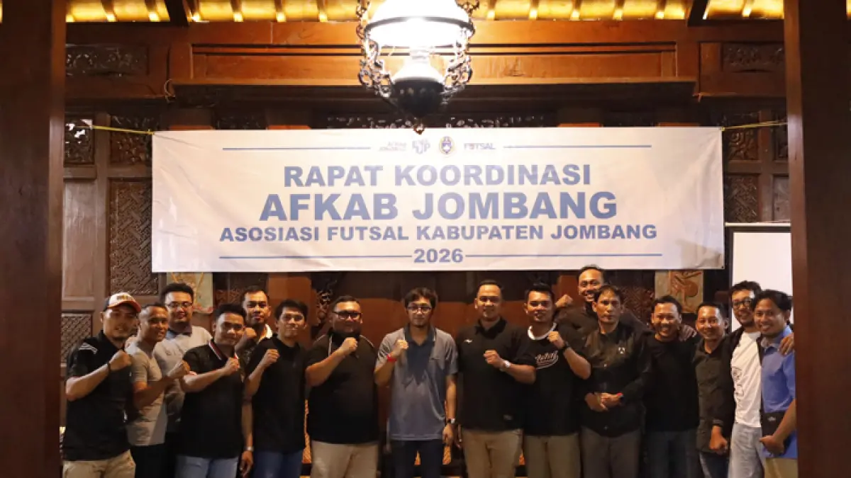 STRATEGIS: Ketua AFKAB Jombang Achmad Fachruddin (tengah) bersama pengurus setelah rakor AFKAB Jombang, Jumat (27/3) malam. 