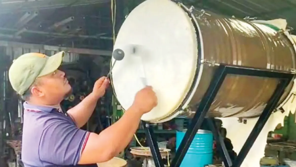 Warga Desa Plemahan, Kecamatan Sumobito saat membuat tanjidor