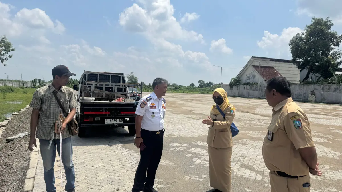 DICEK: Dishub Jombang melakukan pengecekan Terminal Barang di Kecamatan Perak, Senin (30/3).

&nbsp;