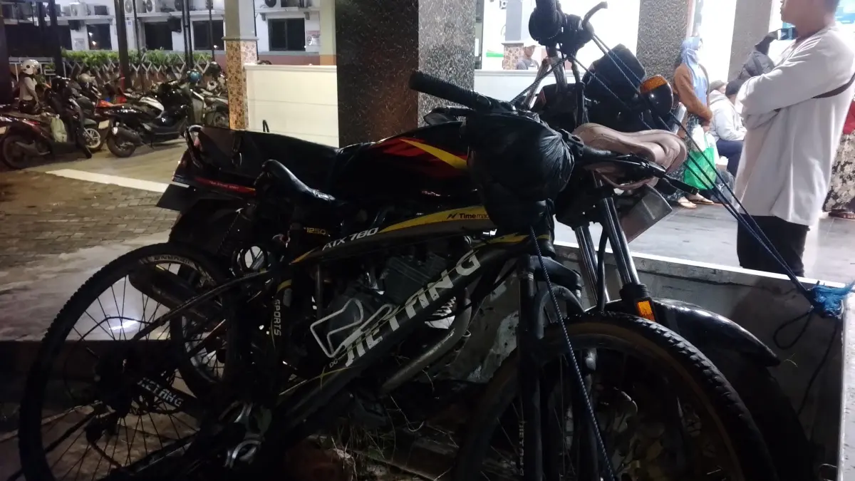 Kecelakaan lalu lintas melibatkan sepeda motor dan sepeda angin terjadi di Jalan Raya Desa Banjardowo, Kecamatan Jombang, Kabupaten Jombang, Minggu (29/3) petang. Dua orang mengalami luka-luka dalam kejadian tersebut.

