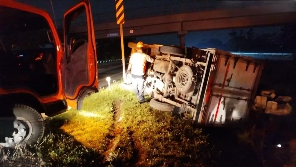 Kecelakaan tunggal terjadi di ruas Tol Jombang–Mojokerto KM 704+200 A, Desa Blimbing, Kecamatan Kesamben, Senin (30/3) dini hari. 
