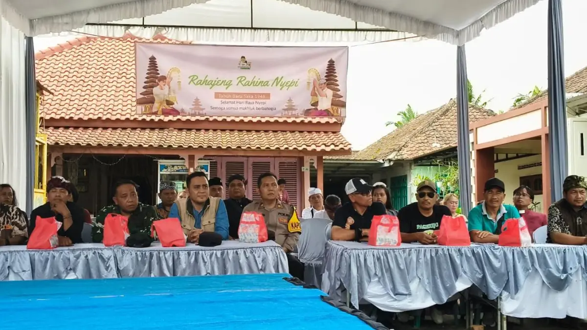 LANCAR: Jajaran Forkopimcam Wonosalam, Kepala Desa setempat dan tamu undangan sesaat sebelum memberangkatkan pawai ogoh-ogoh, Rabu (18/3).