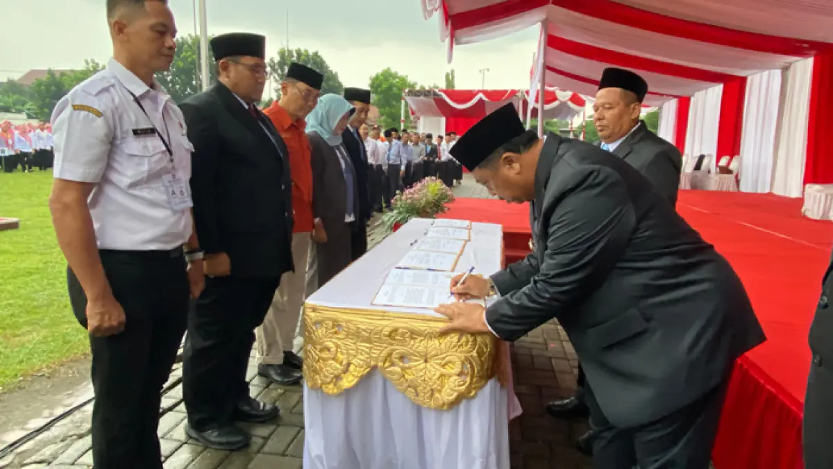 MENGABDI: Pelantikan PPPK Paruh waktu di Lapangan Pemkab Jombang.

&nbsp;