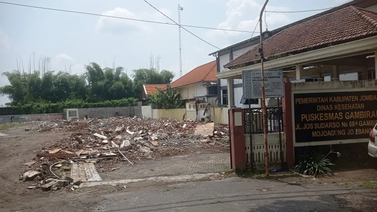 RATA DENGAN TANAH: Gedung Puskesmas Gambiran, Kecamatan Mojoagung yang dirobohkan.

&nbsp;