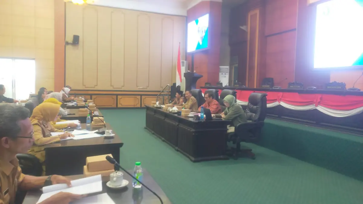 SERIUS: Bapemperda DPRD saat membahas raperda perlidungan pendidik dan tenaga pendidik Senin (30/3)

&nbsp;