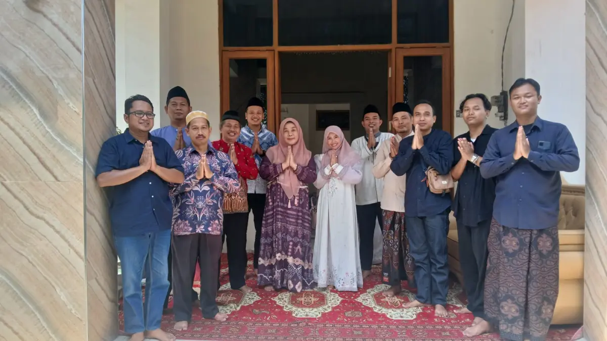HARU: Halalbihalal guru dan pegawai MTsN 16 Jombang, Minggu (29/3).