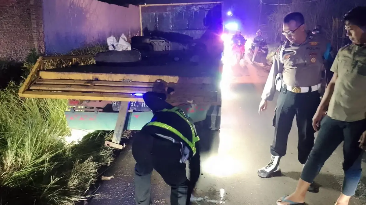 Petugas kepolisian saat melakukan olah kejadian perkara di lokasi kecelakaan (istimewa)