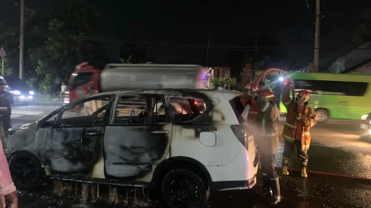 Sebuah mobil Toyota Innova tiba-tiba terbakar saat berhenti di pinggir jalan sekitar pukul 21.00 WIB.