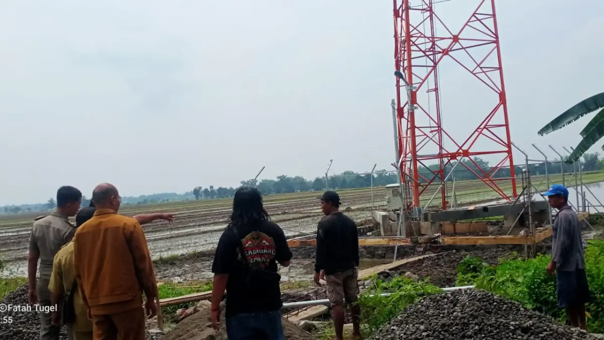 DIHENTIKAN: Pembangunan tower di Desa Badas, Kecamatan Sumobito dihentikan Satpol PP Jombang, Selasa (31/3).