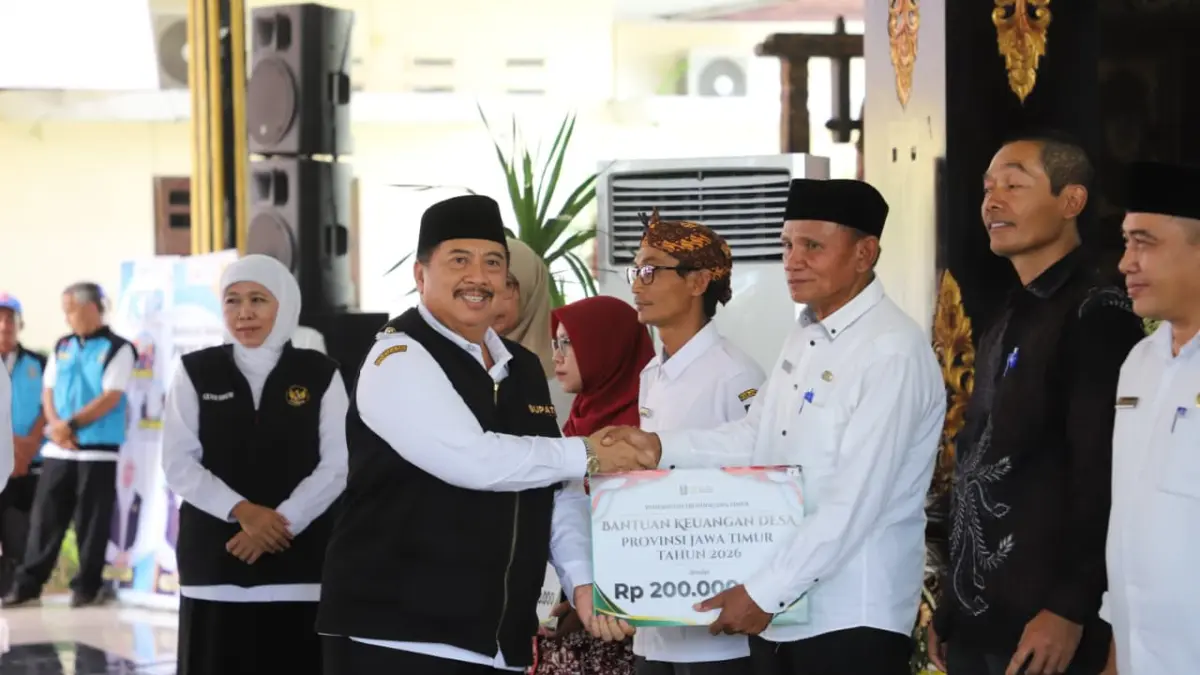 OPTIMALKAN PELAYANAN PUBLIK: Kepala Desa Sumberagung Shodiqin saat menerima BKK program Desa Berdaya di Pendopo Kabupaten Jombang, Selasa (11/3).
