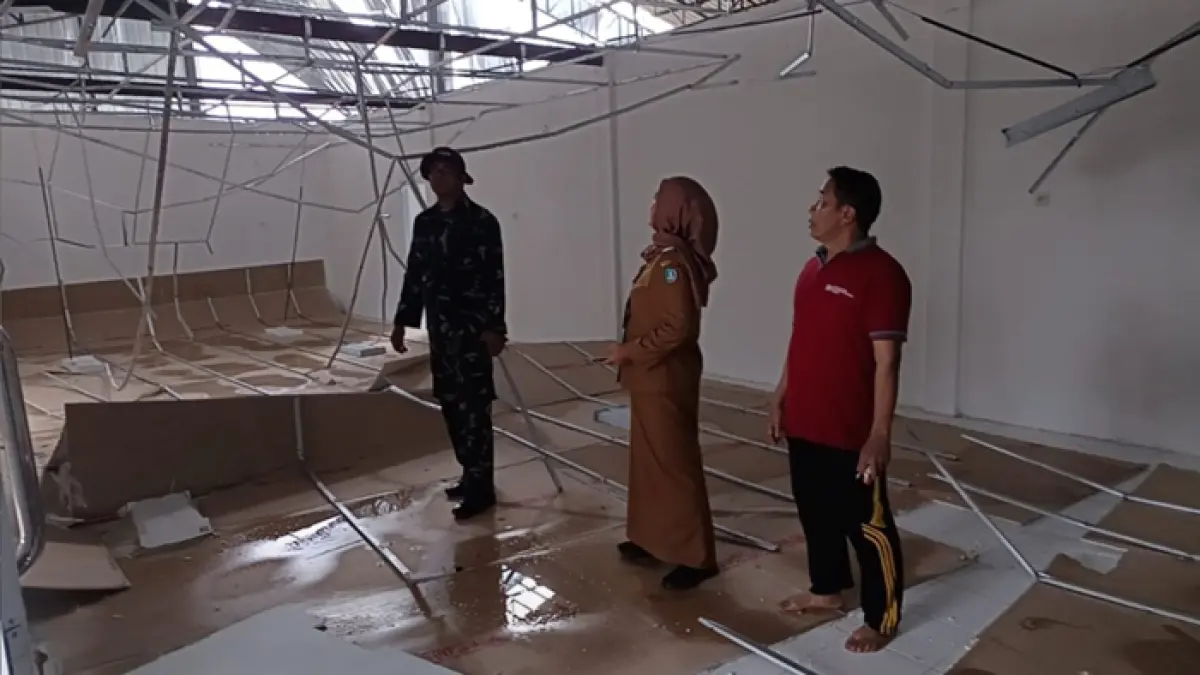 Selasa (31/3) siang, sejumlah petugas melakukan pengecekan gedung Kopdes yang rusak disapu angin