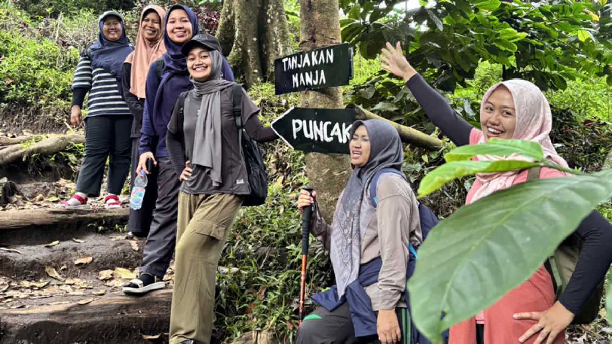 Siti Mamluatul Hidayah, S.P., Gr saat mendaki bersama teman temannya