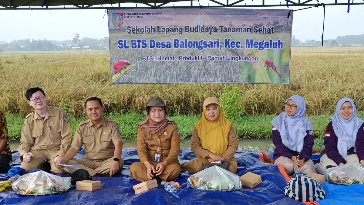 WUJUD KETAHANAN PANGAN: Kepala Desa Arifin dan Camat Megaluh Ummi Salamah bersama PPL Pertanian Kecamatan Megaluh serta Gapoktan Desa Balongsari saat kegiatan panen raya SL BTS, Selasa (31/3).