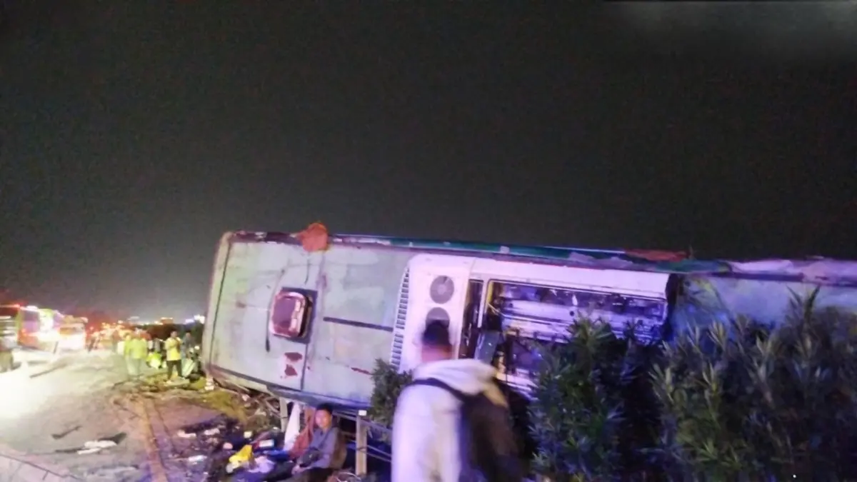 Kondisi bus yang terguling di Tol Jombang Mojokerto Kamis (2/4) malam