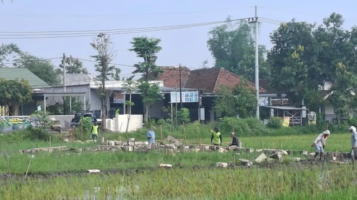 MASIH BERLUMPUR: Pekerja mengerjakan fondasi proyek gerai dan gudang KDKMP di Desa Sidomulyo, Kecamatan Megaluh, (1/4).