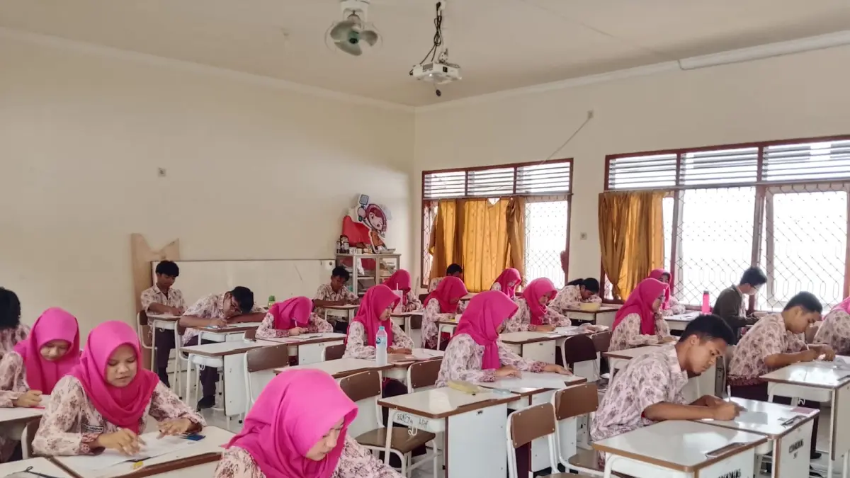 SERIUS: Siswa SMAN 2 Jombang saat mengikuti PSAJ, Kamis (2/4)