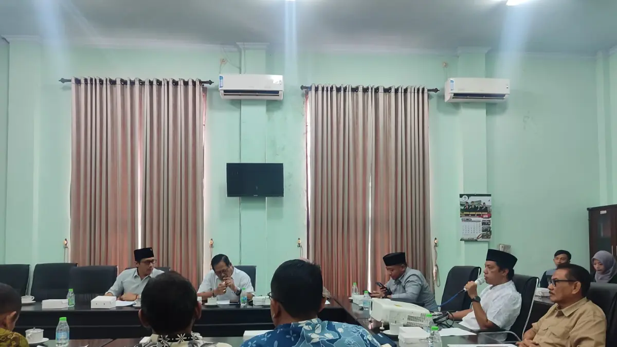 SERIUS: Suasana Rapat Dengar Pendapat (RDP) di ruangan Komisi C DPRD Jombang Kamis (2/4)