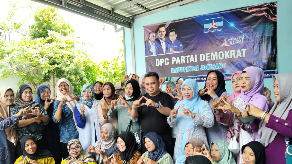TELADAN: Wakil Ketua DPRD Jombang, HM Syarif Hidayatullah ST MMT (Gus Sentot), saat menghadiri halalbihalal Srikandi Demokrat di Kantor DPC Partai Demokrat Jl Kertarajasa D-1 Grandwersah, Kamis (2/4).

&nbsp;