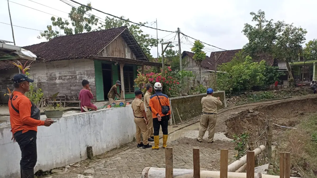 Badan Penanggulangan Bencana Daerah (BPBD) Jombang bersama warga membangun jembatan darurat