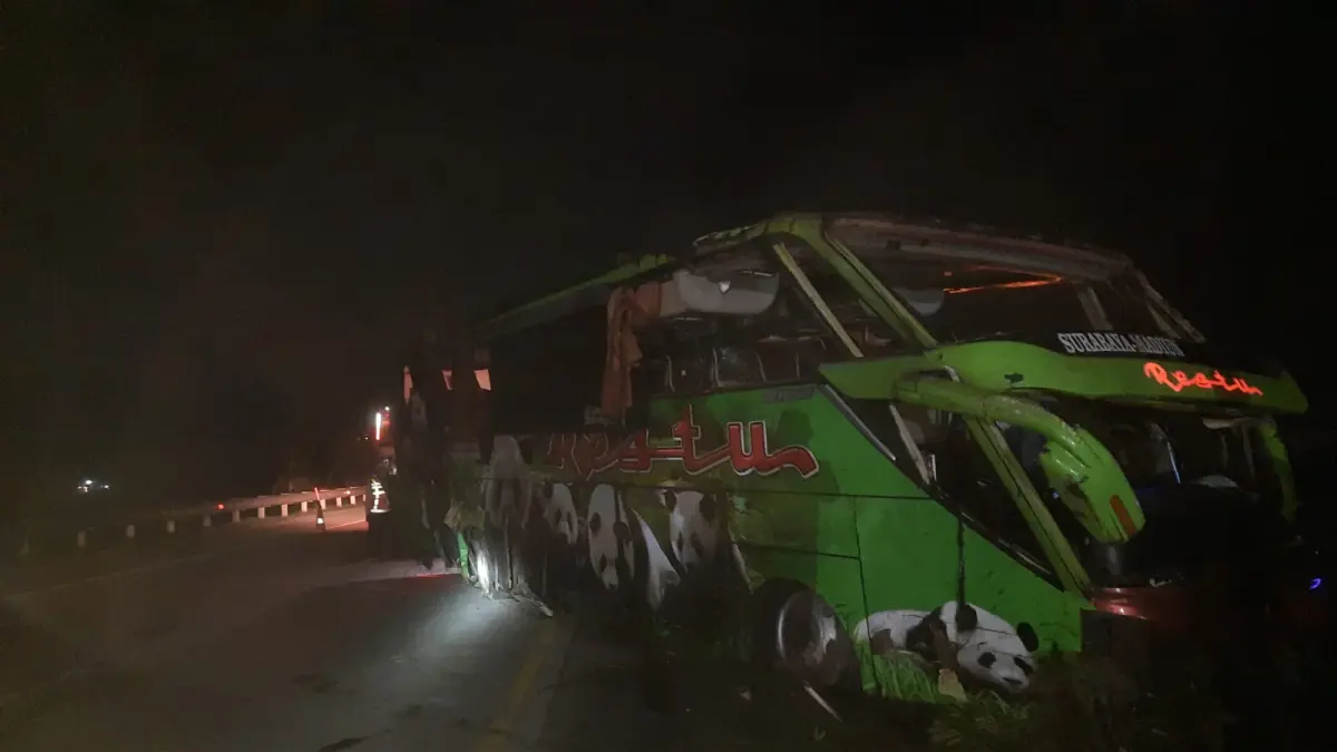 Kondisi Bus Restu yang terguling di Tol Jombang Mojokerto