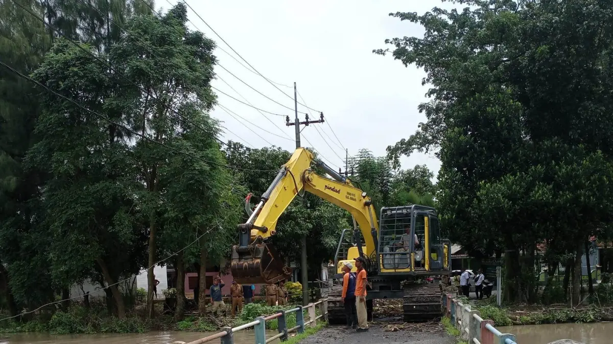 PICU BANJIR: Alat berat milik Pemkab Jombang membersihkan sumbatan Afvoer Watudakon di Desa Pojokrejo, Kecamatan Kesamben, (1/4).