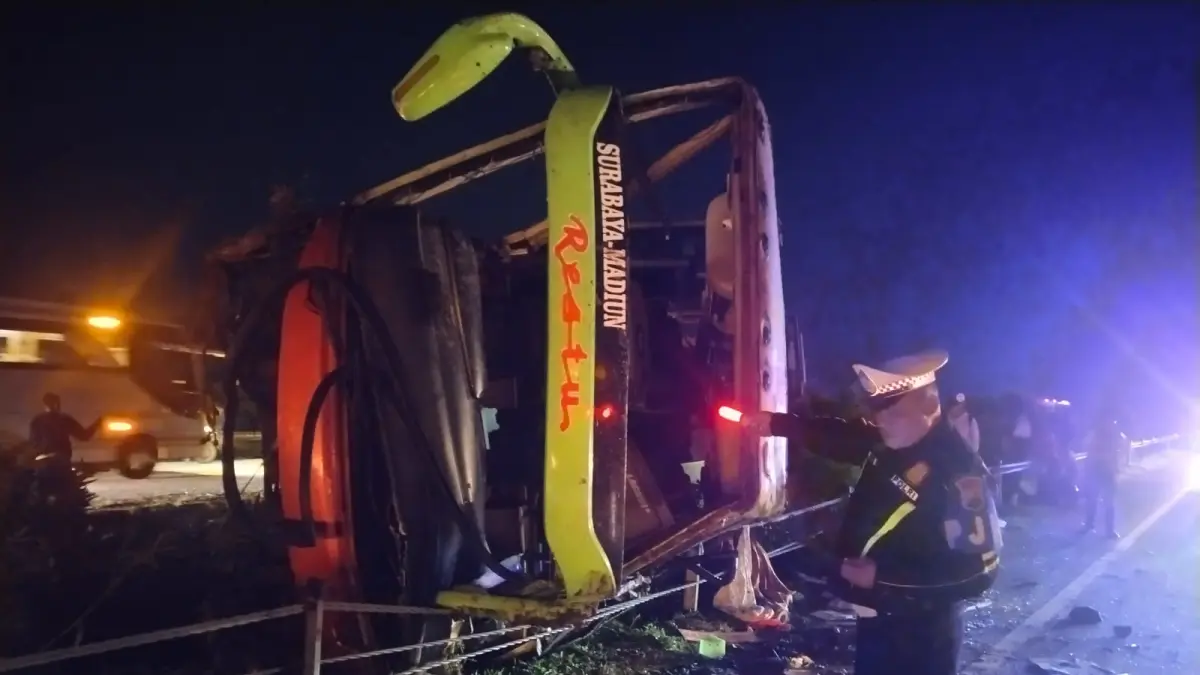 Polisi saat melakukan olah kejadian perkara bua restu yang terguling di Tol Jombang Mojokerto