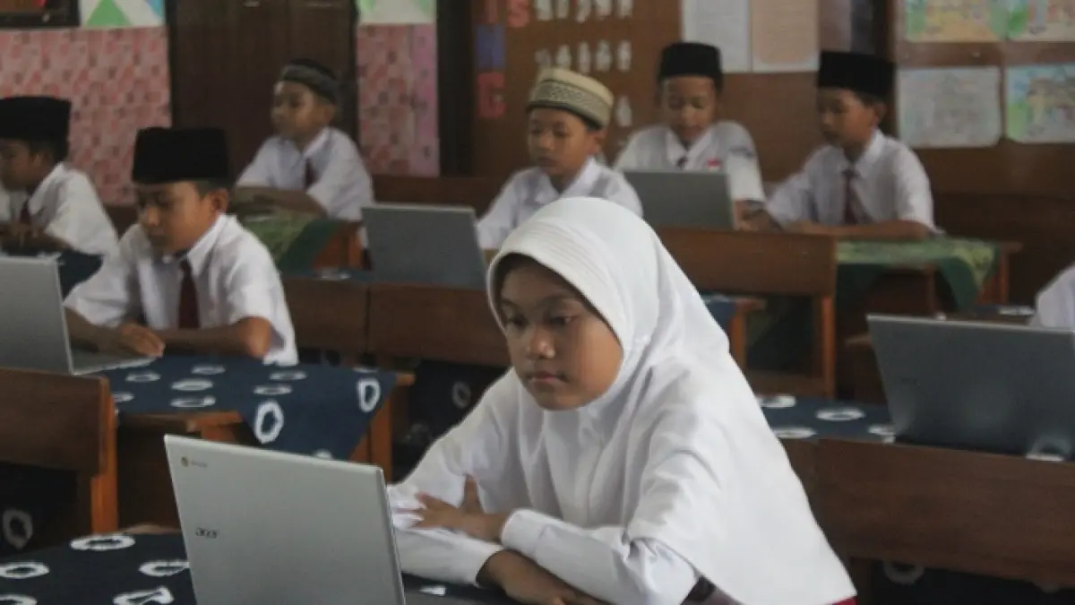 SEMANGAT: Kegiatan pembelajaran siswa di SDN Kepuhkajang 2 Kecamatan Perak, (10/11). 
