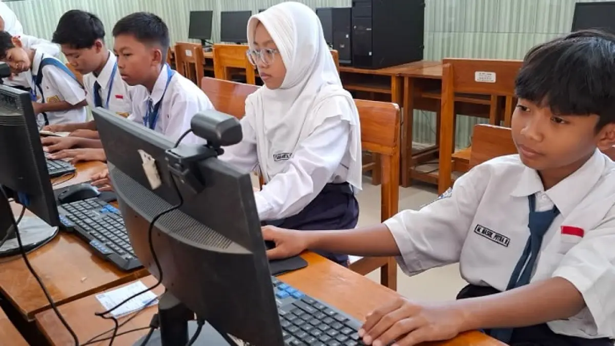 SEMANGAT: Siswa SMPN 2 Ngoro saat mengikuti tryout tes kemampuan akademik, (6/3).