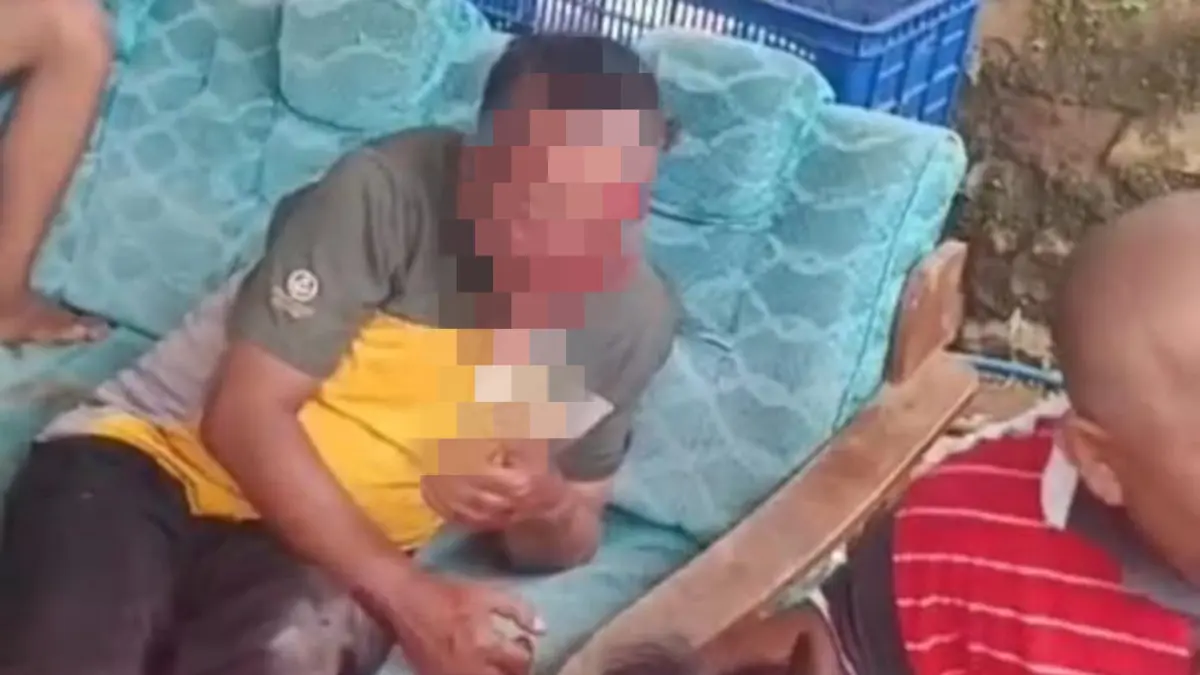Aksi pencurian kotak amal di Musala Nurul Muhibbin, Dusun Sidolegi, Desa Sumberjo, Kecamatan Wonosalam, berakhir apes. Pelaku tertangkap warga usai kepergok saat beraksi dan menjadi sasaran amukan massa, Senin (6/4) siang.